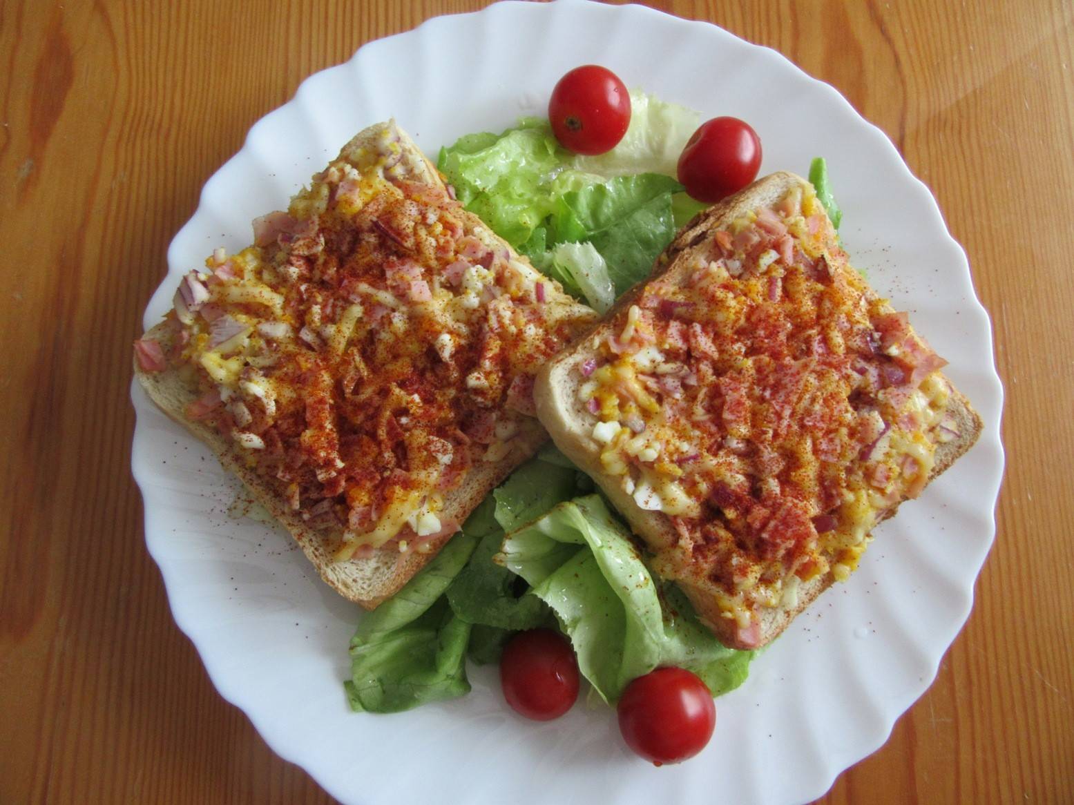 Toasts mit Schinken, Käse und Ei auf Blattsalat Rezept - ichkoche.at Toasts mit Schinken, Käse und Ei auf Blattsalat Rezept - ichkoche.at
