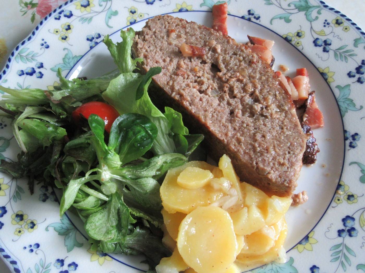 Faschierter Braten mit Kartoffel-Vogerlsalat