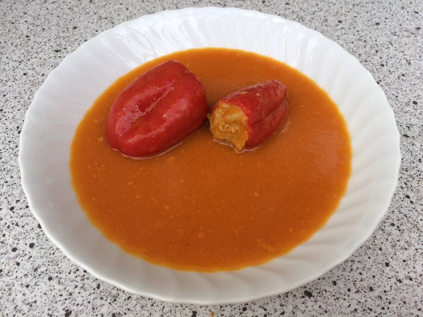 Tomatensauce mit gefüllten Paprika