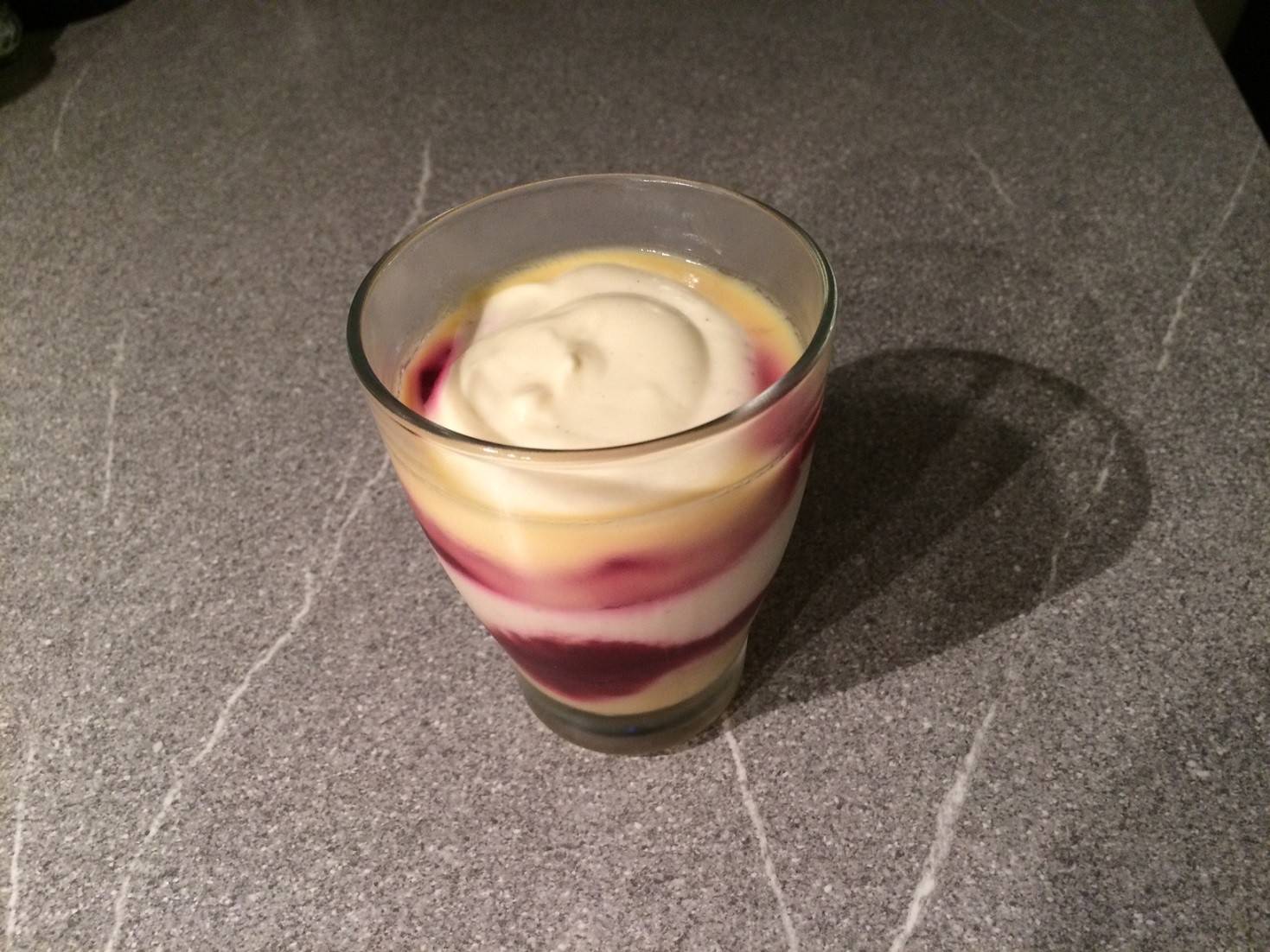 Brombeer-Eierlikör-Dessert im Glas