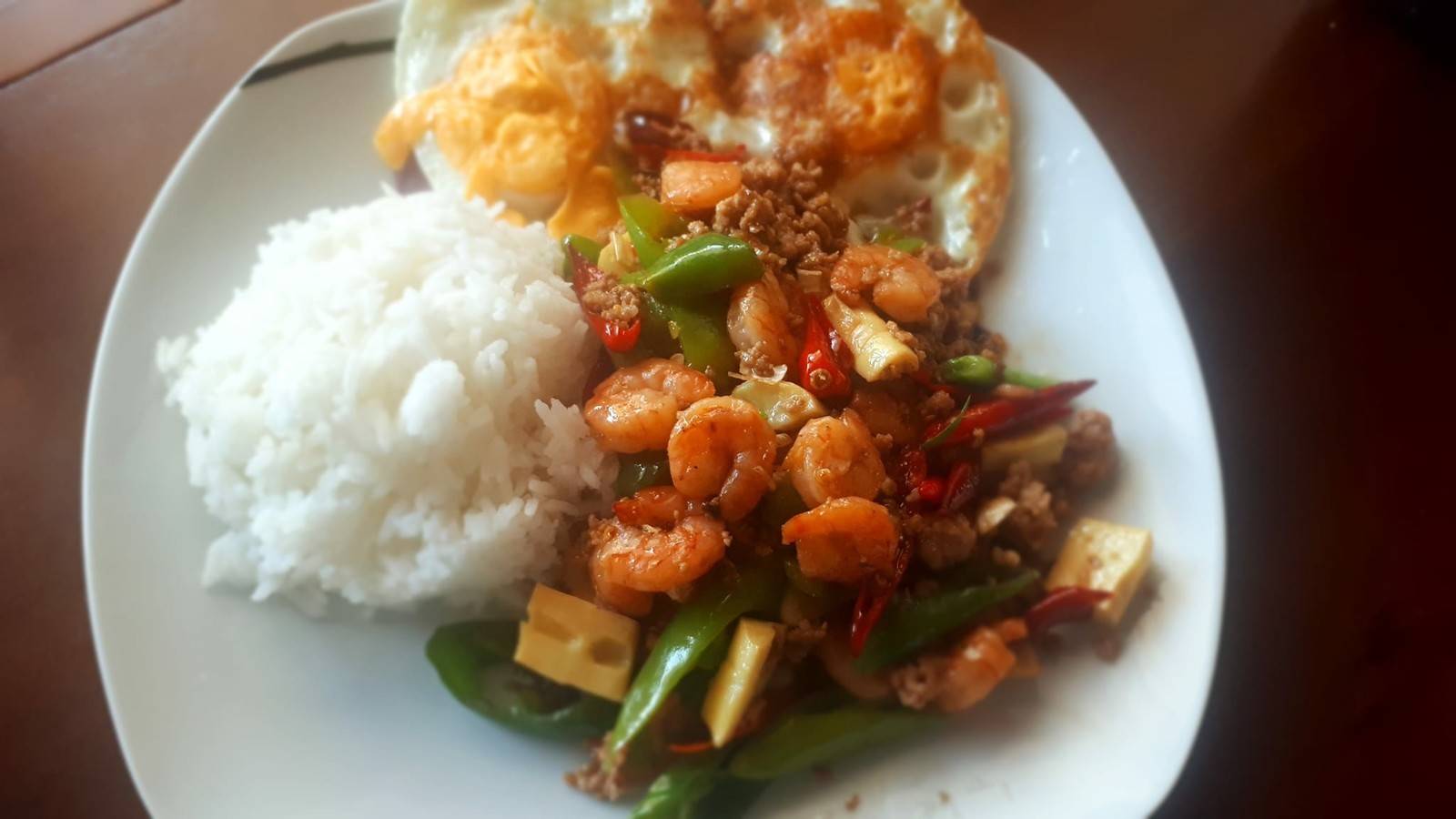 Gebratene Shrimps mit Gemüse asiatisch