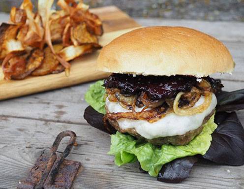 Elchburger mit Knusperzwiebeln, Waldfrucht-Relish und Gemüsechips Rezept