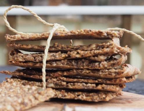 Herzhaftes Knäckebrot mit Honig und Körnern