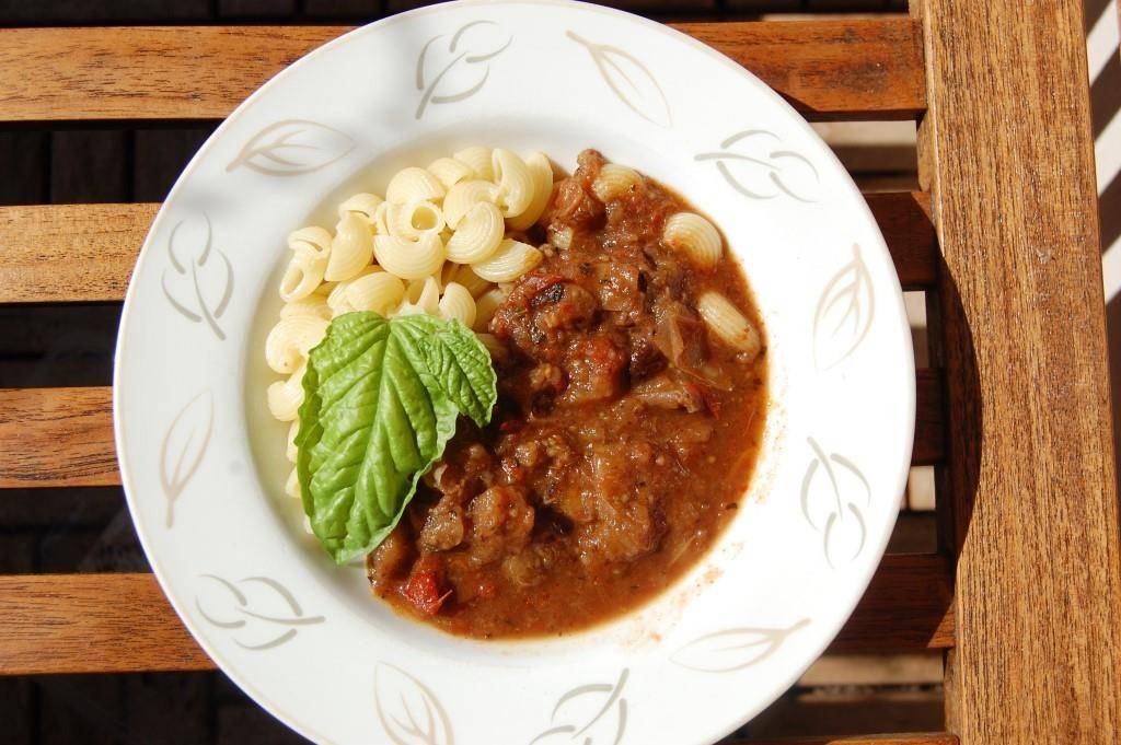 Hirschgulasch mit Tomaten und Melanzani