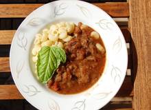 Hirschgulasch mit Tomaten und Melanzani Hirschgulasch mit Tomaten und Melanzani