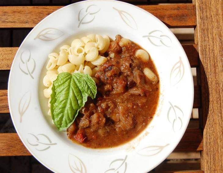 Hirschgulasch mit Tomaten und Melanzani