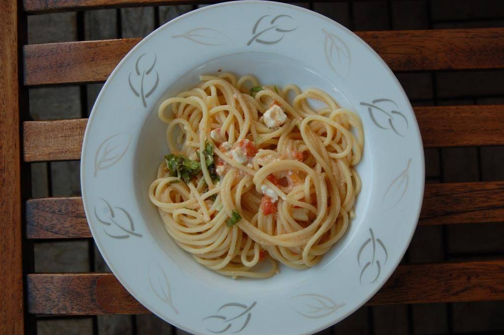 Spaghetti mit Schafskäse und Tomaten