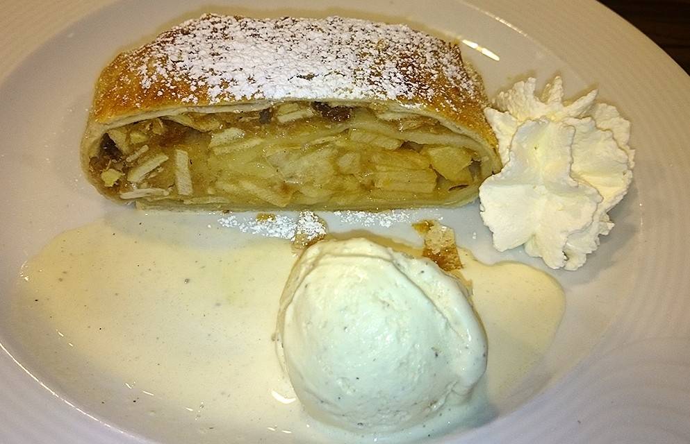 Apfelstrudel mit Vanilleeis