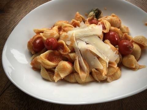 Orecchiette an Paradeiser-Gin-Sauce