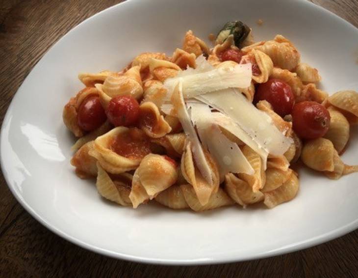 Orecchiette an Paradeiser-Gin-Sauce Orecchiette an Paradeiser-Gin-Sauce