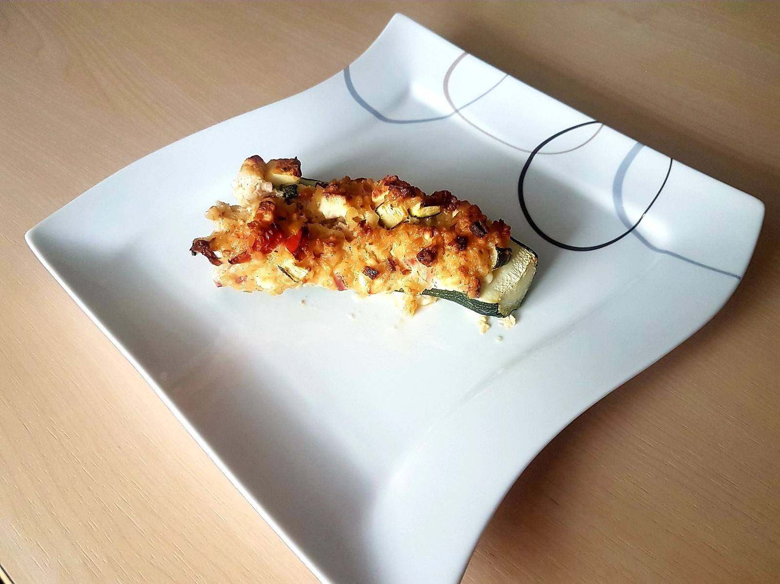 Zucchini mit Bulgur-Frischkäse-Fülle