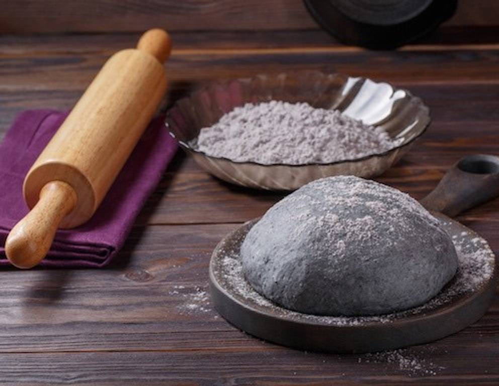 Schwarzer Pizzateig Schwarzer Pizzateig