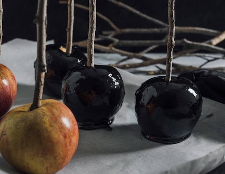 Schaurige Karamelläpfel Schaurige Karamelläpfel