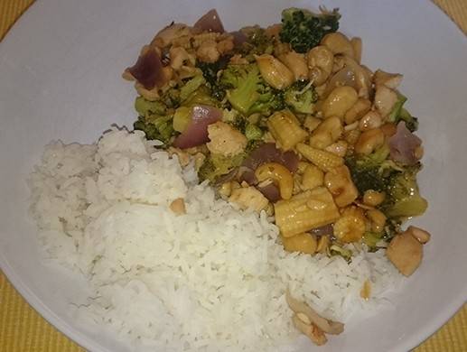 Asiatische Huhn-Gemüse Pfanne mit Basmatireis Rezept - ichkoche.de Asiatische Huhn-Gemüse Pfanne mit Basmatireis Rezept - ichkoche.de