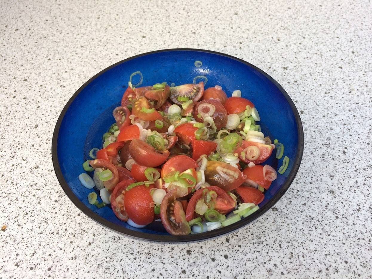 Paradeissalat mit Jungzwiebel Rezept - ichkoche.de