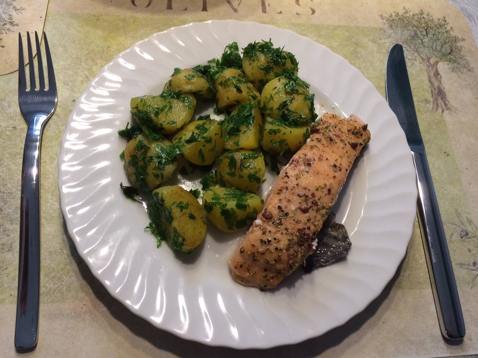 Lachs mit geschrotetem Pfeffer und Petersilkartoffeln