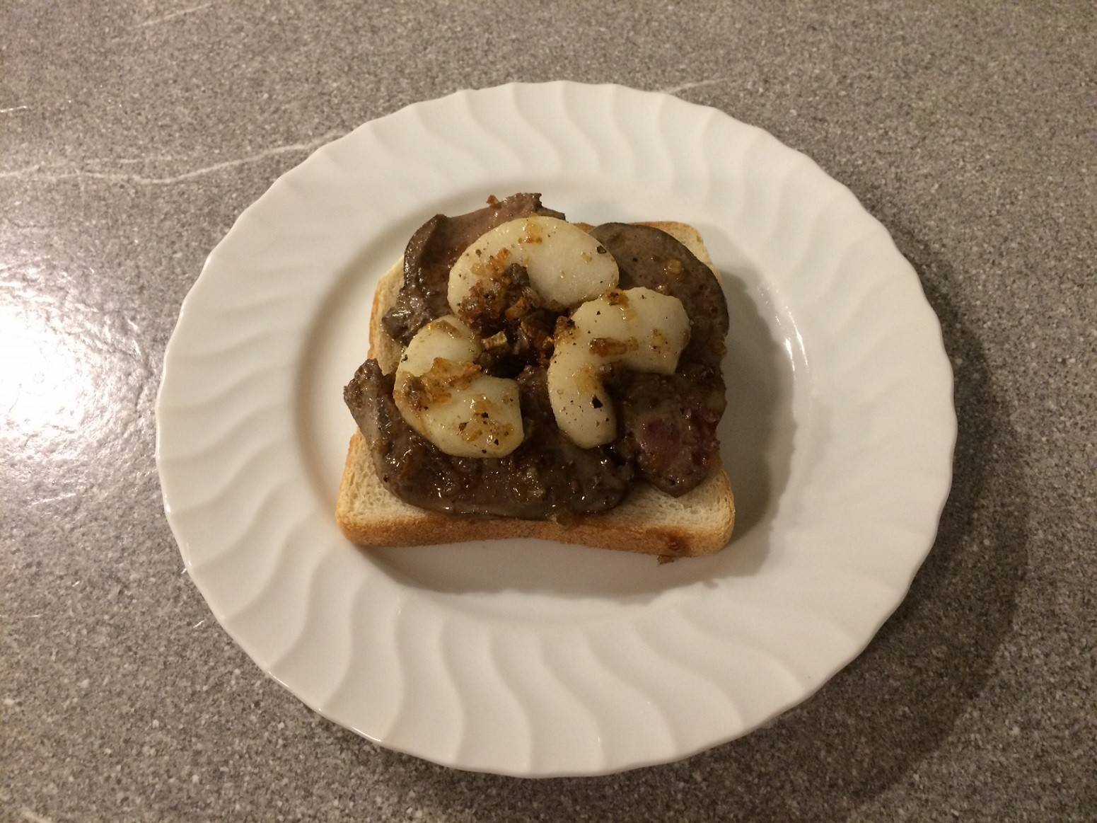 Toastbrot mit Gänseleber-Apfel-Zwiebelmischung Rezept - ichkoche.de