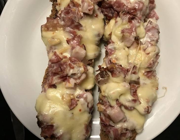 Rustikaler Speck-Käse Kornspitz Rustikaler Speck-Käse Kornspitz