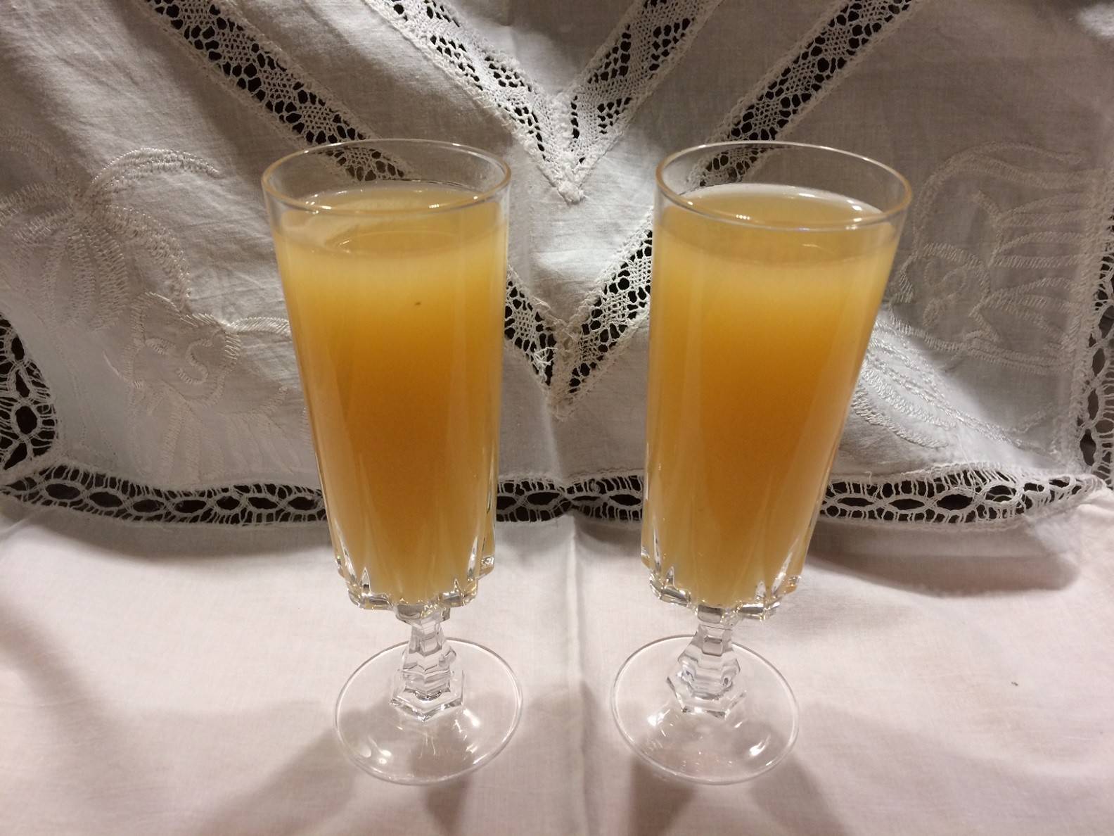 Sekt mit Weingartenpfirsichsaft