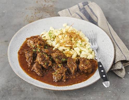 Rindsgulasch mit Butternockerl und Sellerie-Topping Rezept