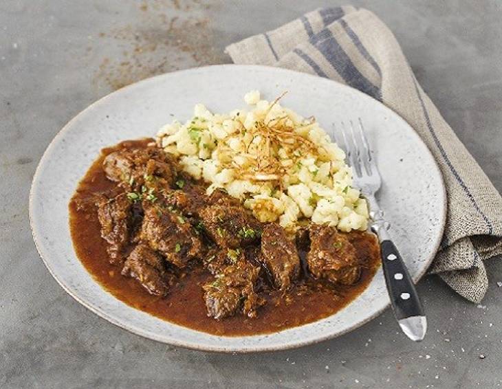 Rindsgulasch mit Butternockerl und Sellerie-Topping