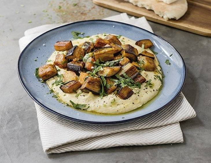 Hummus mit Smoked Melanzani-Topping und Pita Hummus mit Smoked Melanzani-Topping und Pita