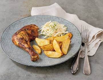 Paprika-Hühnerkeulen mit Kartoffelspalten und Apfel-Sellerie-Salat Paprika-Hühnerkeulen mit Kartoffelspalten und Apfel-Sellerie-Salat