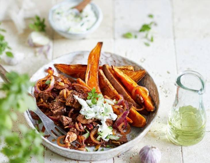 Jackfruit-Gyros mit Süßkartoffelspalten und Tsatsiki