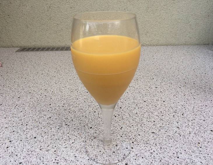 Südfrüchte-Smoothie mit Kokosmilch Südfrüchte-Smoothie mit Kokosmilch