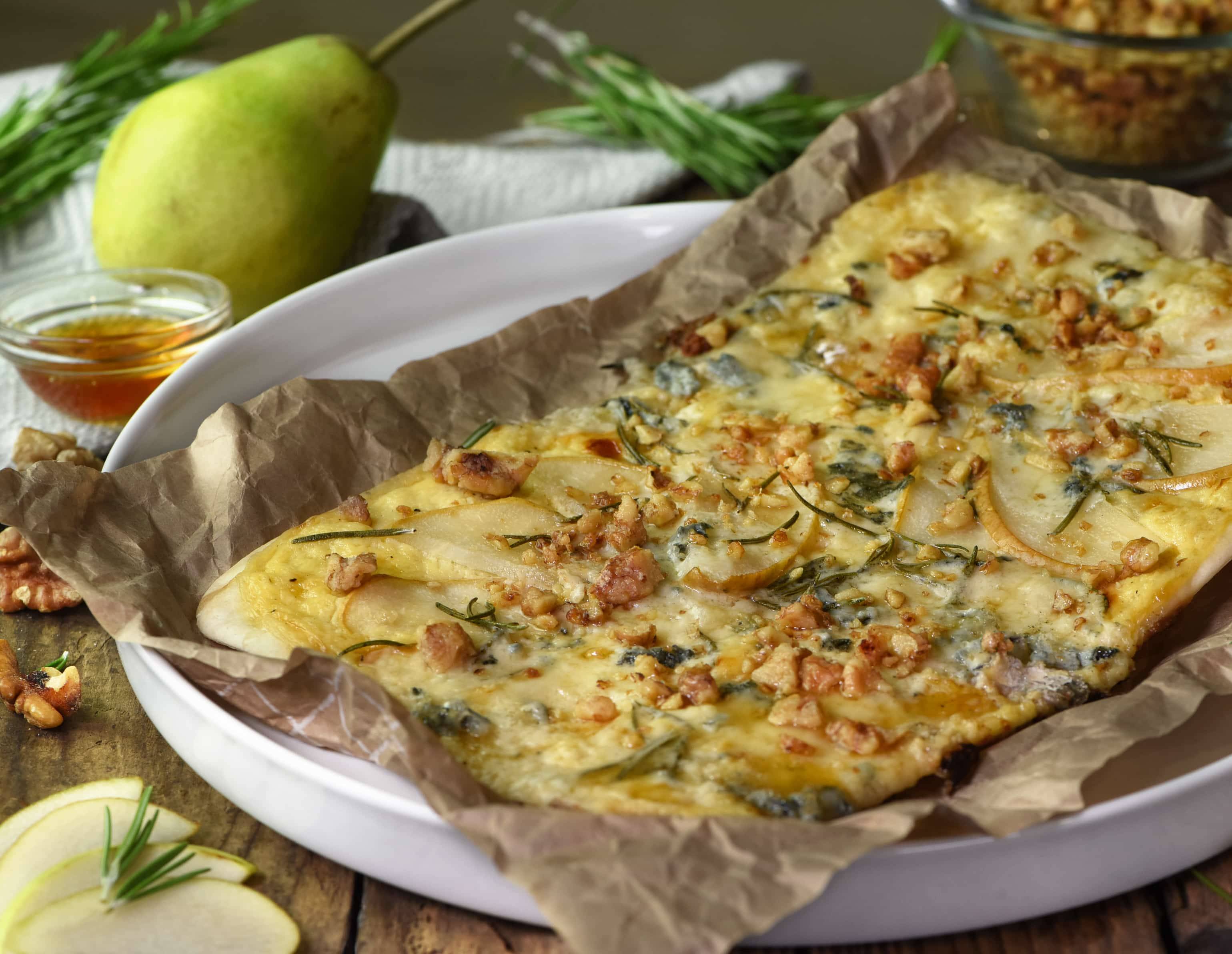 Flammkuchen mit Birnen, Gorgonzola und Nusskrokant Flammkuchen mit Birnen, Gorgonzola und Nusskrokant