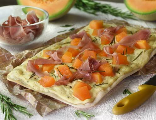 Flammkuchen mit Prosciutto und Melone