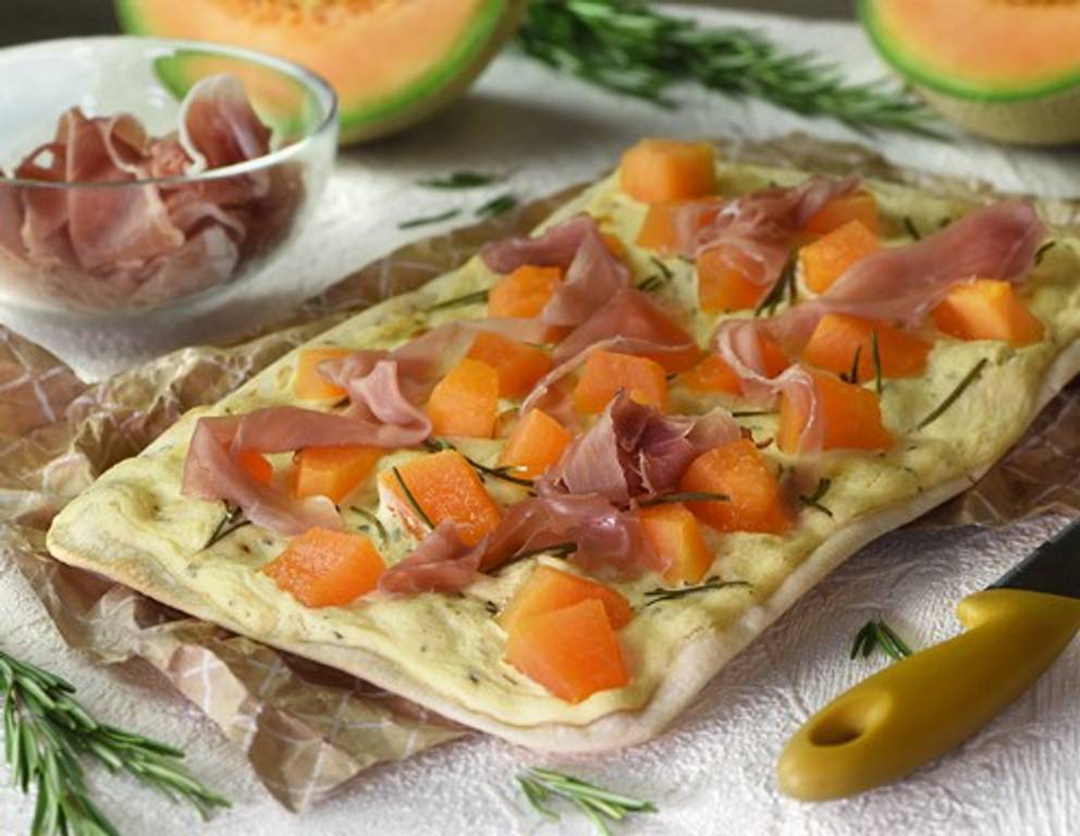 Flammkuchen mit Prosciutto und Melone Flammkuchen mit Prosciutto und Melone