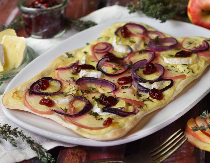 Flammkuchen mit Camembert und Apfel