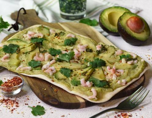 Flammkuchen mit Avocado und Garnelen Rezept