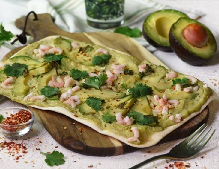 Flammkuchen mit Avocado und Garnelen