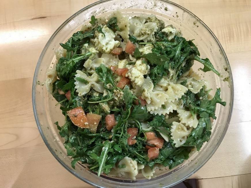 Nudelsalat mit Rucola, Tomaten und Pesto Rezept - ichkoche