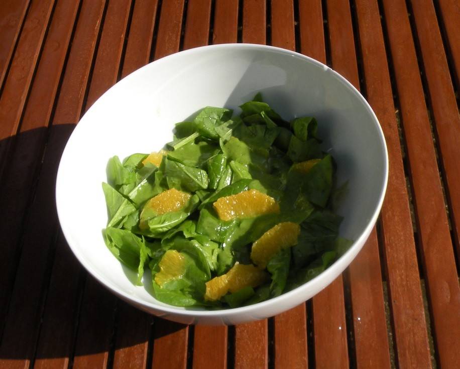 Orangen-Spinatsalat mit grünem Dressing