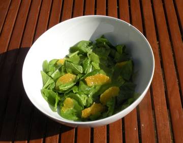 Orangen-Spinatsalat mit grünem Dressing