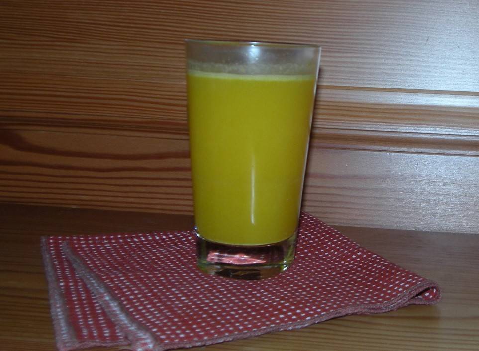 Mango-Orangensmoothie mit Kurkuma