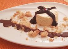 Mango-Mousse mit Holler, Streusel und Schoko Mango-Mousse mit Holler, Streusel und Schoko