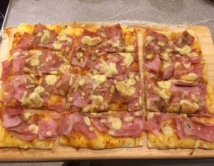 Grillteig mit Schinken und Käse überbacken Grillteig mit Schinken und Käse überbacken