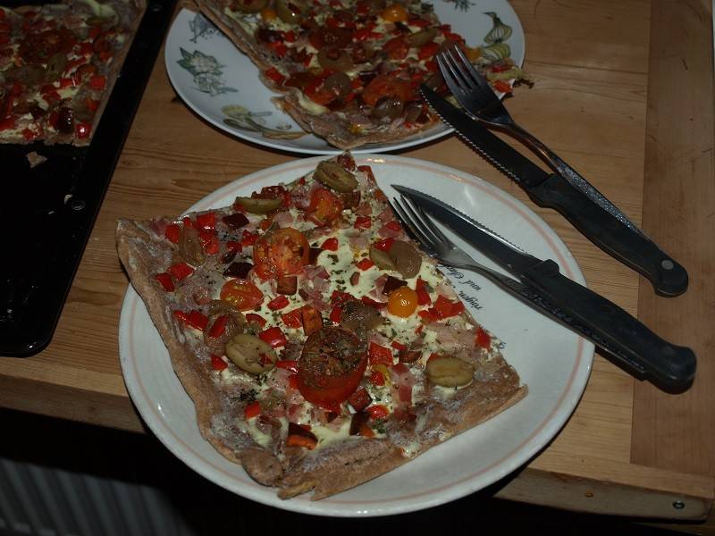 Vollkornflammkuchen mit Paprika und Tomaten