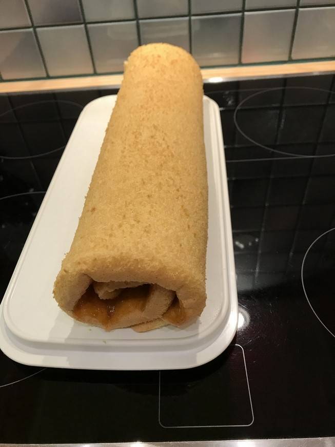 Biskuitroulade mit Marillenmarmelade