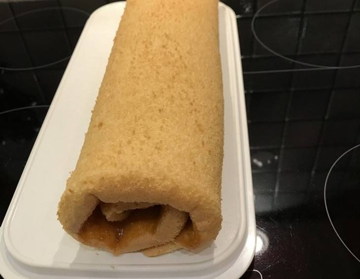 Biskuitroulade mit Marillenmarmelade Biskuitroulade mit Marillenmarmelade