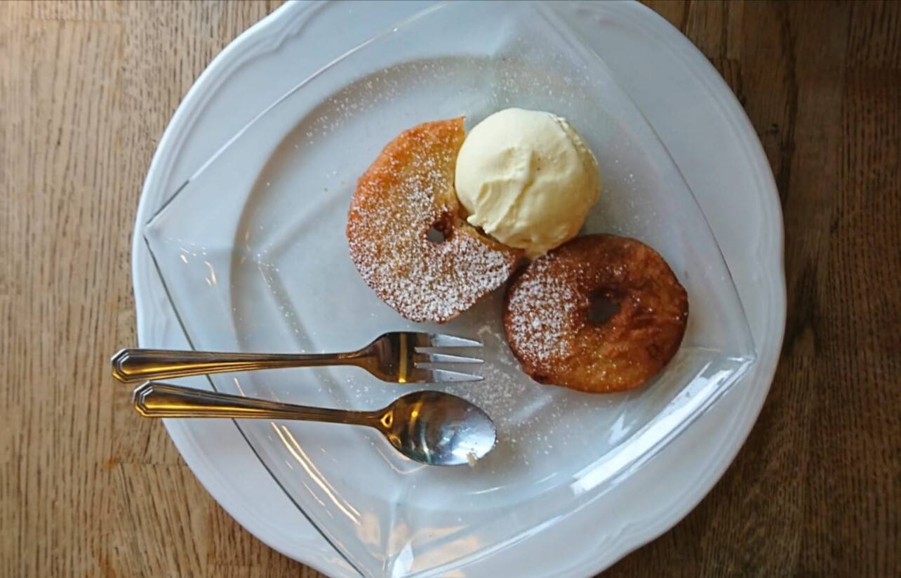 Apfelspalten im Weinteig Rezept - ichkoche.de Apfelspalten im Weinteig Rezept - ichkoche.de