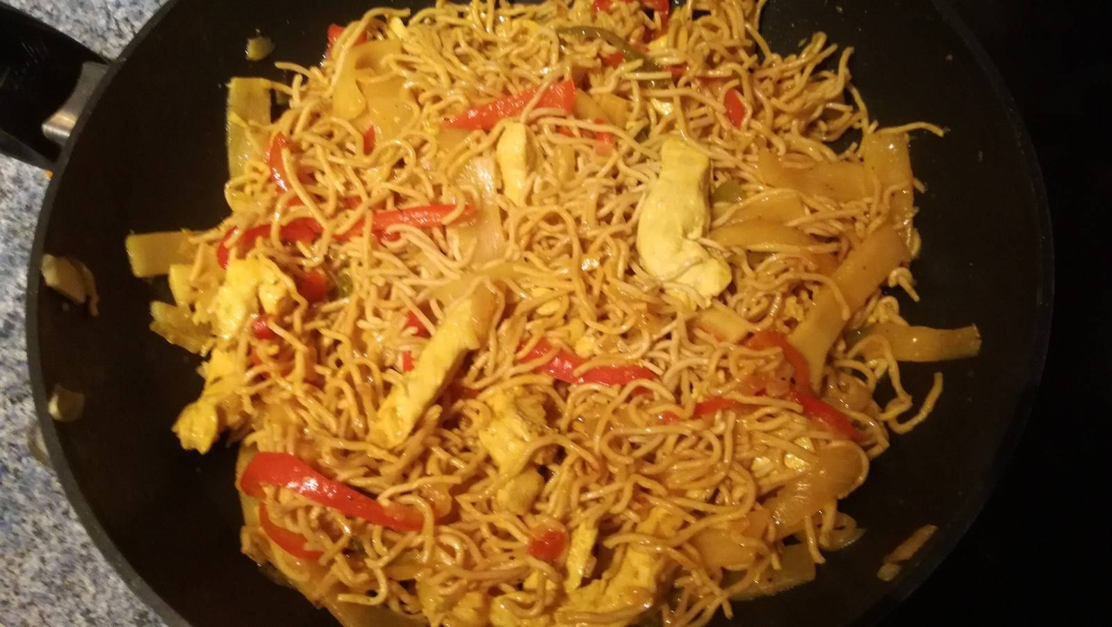 Chinesische Nudeln mit Hühnerfleisch aus dem Wok