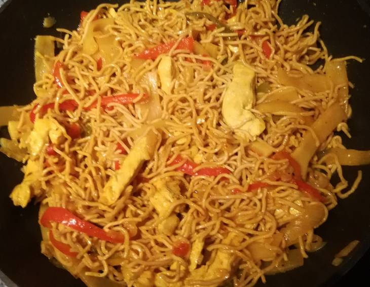 Chinesische Nudeln mit Hühnerfleisch aus dem Wok