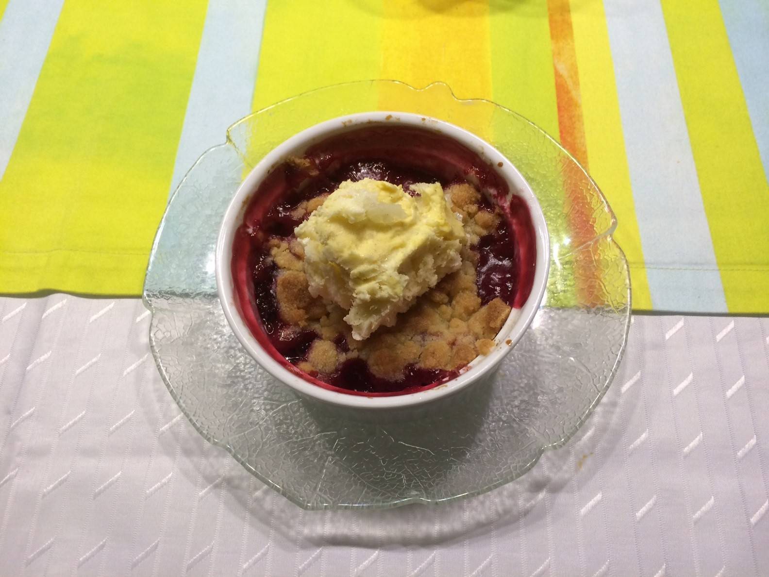 Brombeer-Apfel-Crumble mit Vanilleeis