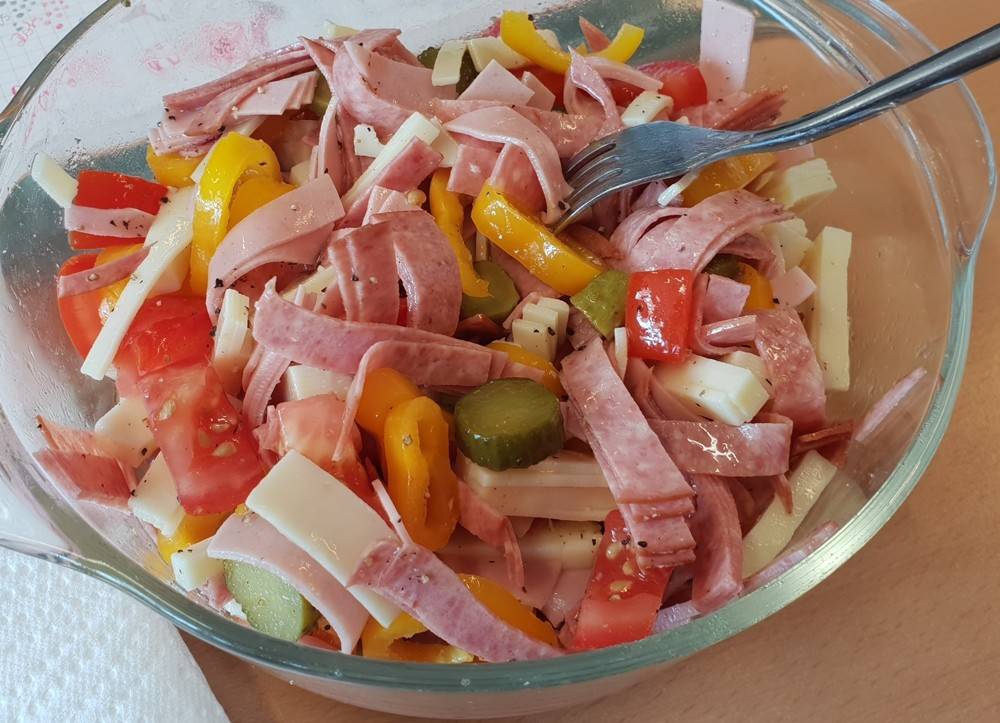 Frischer Wurstsalat