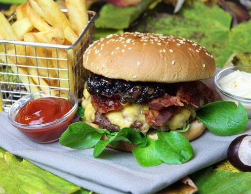 Herbstlicher Burger mit Apfel-Zimt-Walnuss-Chutney